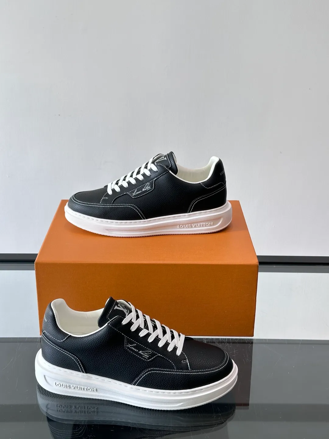 Men's men's shoes 💰p380 "＊OUIS ＊UITTO＊" casual sneakers, made of high-quality cowhide grain leather, with black laces, simple and high-end! LV Logo + classic Monogram lines on the side of the shoe, full of details✨. The rubber soles are wear-resistant and have strong traction, making them suitable for daily commuting and leisure. The shoe last fits the shape of the foot, making it comfortable to wear and not tiring after long walks. It is extremely versatile and can be easily worn with jeans or casual pants. It is a must-have item for men's fashion! 🖤 ​​size：38-44